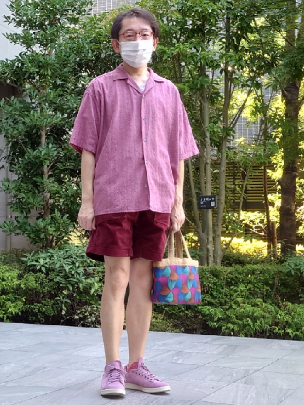 ブルー系のバッグ、パープル系のスニーカー、レッド系のその他パンツを着用したメンズの夏コーディネートの1枚目の写真