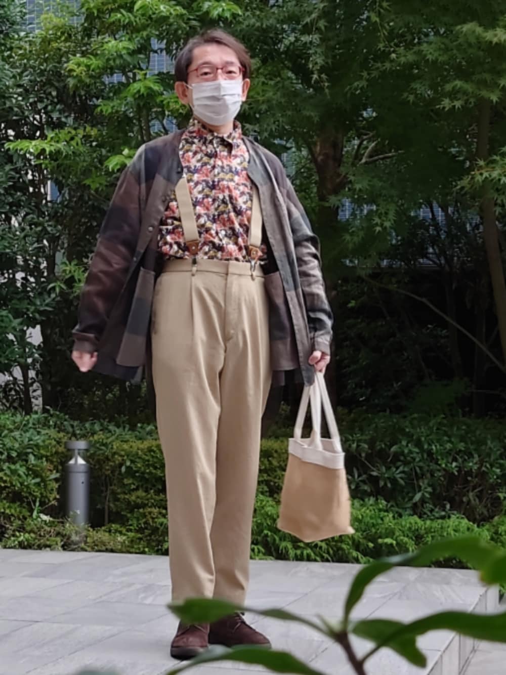 「40ct&525、オーダーメイド、LEGGIUNO、テクスチャー、Hush Puppies、タケオキクチ(TAKEO KIKUCHI)、サスペンダー」｜「TAKEO KIKUCHIの【Sサイズ～】カルゼ サマー イージー パンツ（スラックス、ベージュ系）」を使った、ちゃばこさん（メンズ・168cm）の秋コーディネートの1枚目の写真