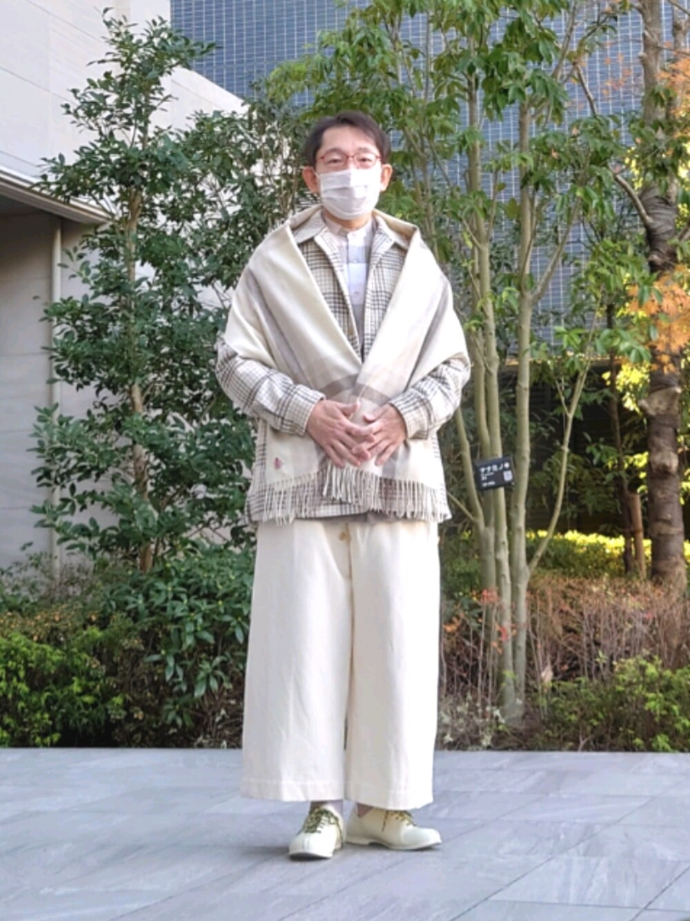 ブラウン系のジャケット/アウター、ホワイト系のドレスシューズ、ホワイト系のパンツを着用したメンズの冬コーディネートの1枚目の写真