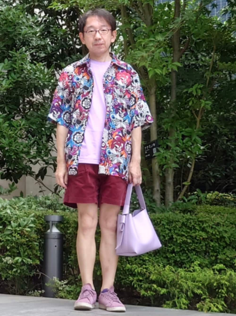 パープル系のショルダーバッグ、パープル系のスニーカー、レッド系のその他パンツを着用したメンズの夏コーディネートの1枚目の写真