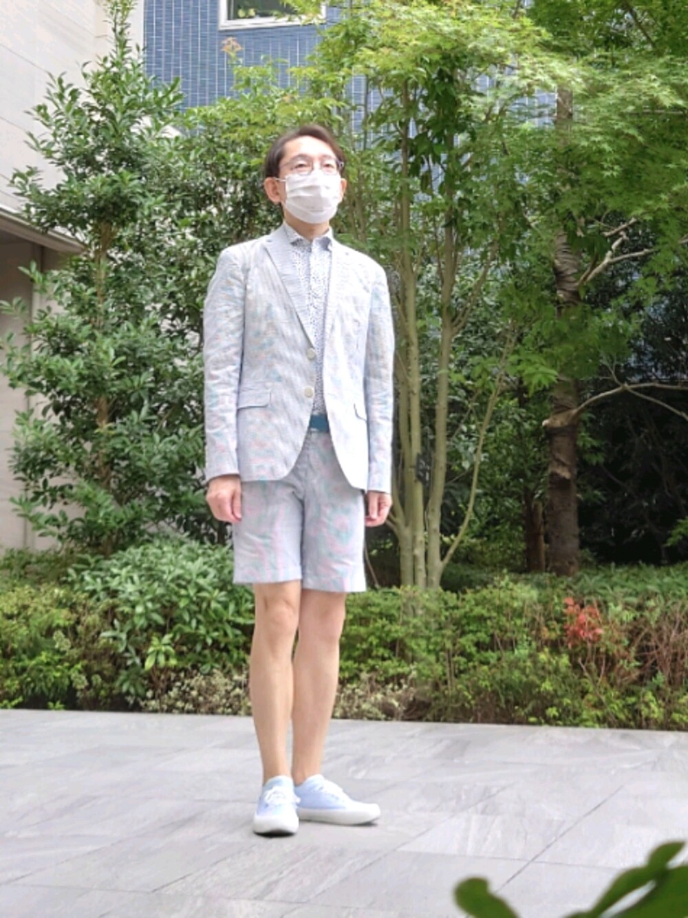 ブルー系のパンツ、ブルー系のテーラードジャケット、ホワイト系のポロシャツを着用したメンズの夏コーディネートの1枚目の写真