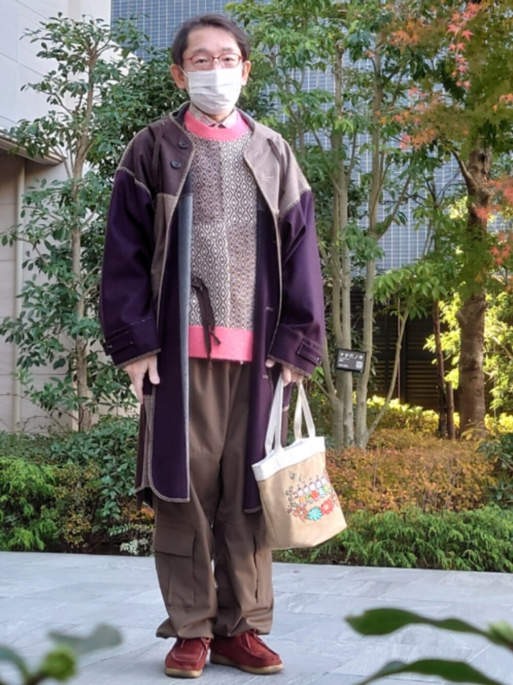 「40ct&525、Paul Smith COLLECTION、tk.TAKEO KIKUCHI、タケオキクチ(TAKEO KIKUCHI)、カーゴパンツ、ピンク、ポンチョコート、Clarks original、ブラウン」｜「MOOMINの【MOOMIN/ムーミン】 ジュートフラワーミニバッグ（トートバッグ、ベージュ系）」を使った、ちゃばこさん（メンズ・168cm）の冬コーディネートの1枚目の写真