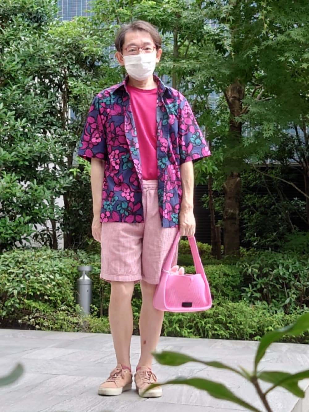 ピンク系のハンドバッグ、ピンク系のスニーカー、ピンク系のその他パンツを着用したメンズの夏コーディネートの1枚目の写真