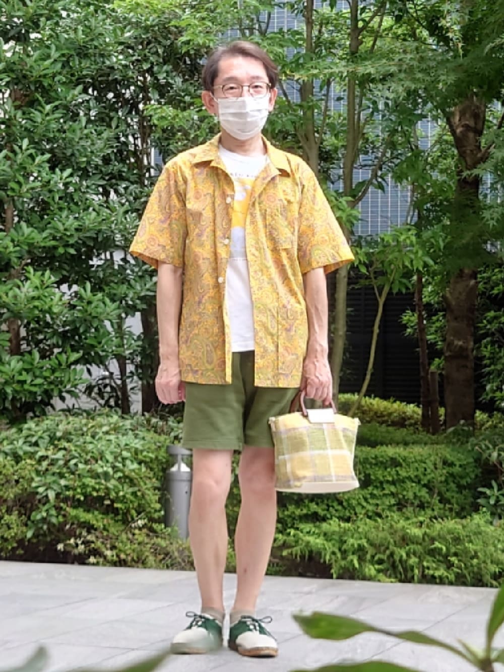 ホワイト系のスニーカー、グリーン系のトートバッグ、グリーン系のその他パンツを着用したメンズの夏コーディネートの1枚目の写真