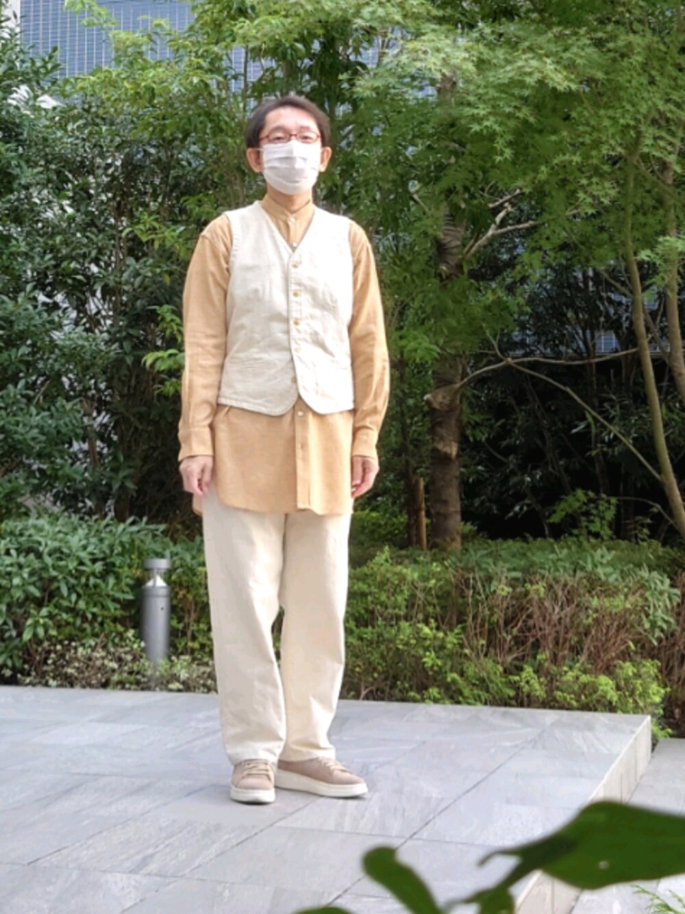 「40ct&525、タケオキクチ(TAKEO KIKUCHI)、セットアップ、リネン、ホワイト、ロングシャツ」｜「40ｃｔ＆525のアイテム（パンツ、ホワイト系）」を使った、ちゃばこさん（メンズ・168cm）の秋コーディネートの1枚目の写真