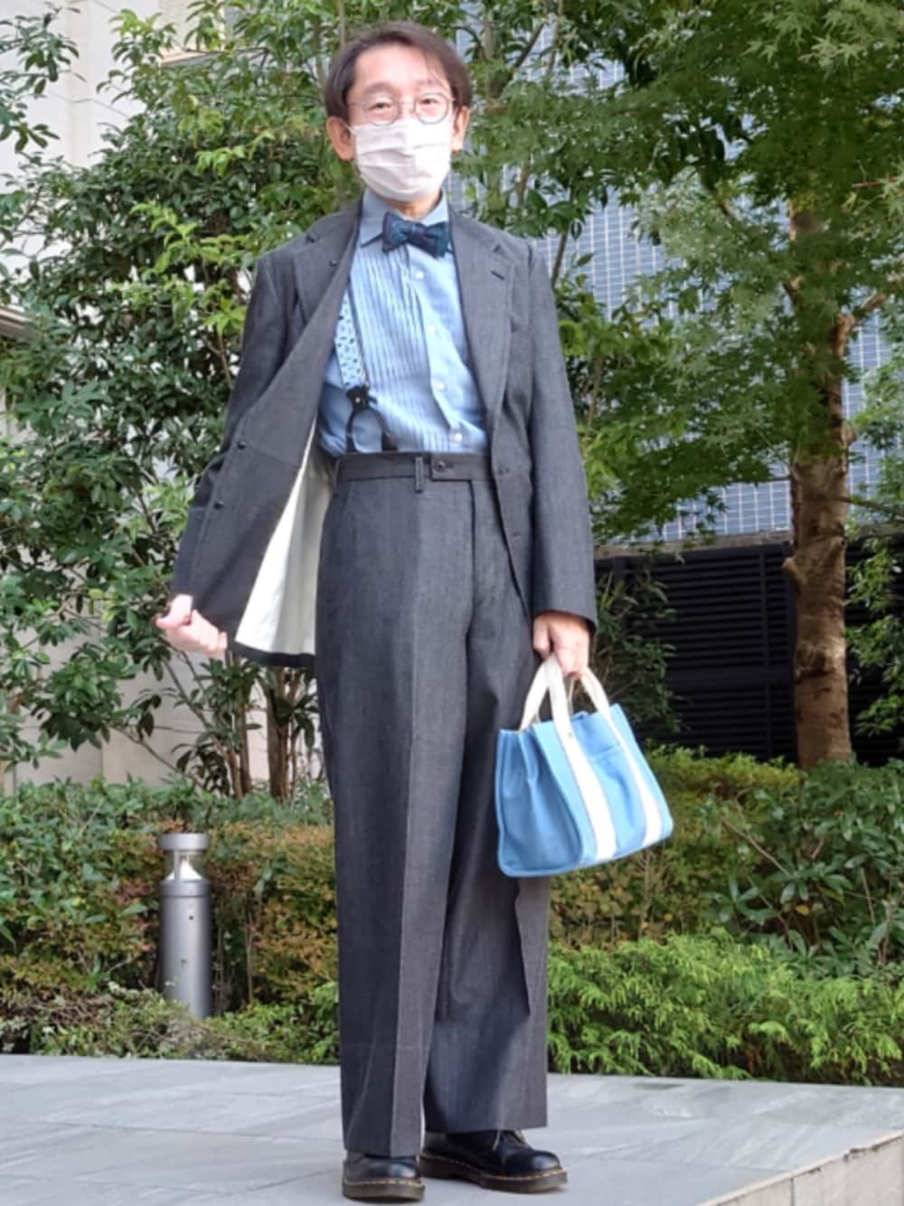「40ct&525、タケオキクチ(TAKEO KIKUCHI)、尾州、セットアップ、ワイドパンツ、デニム生地、ピンタック、蝶ネクタイ、サスペンダー」｜「SHOO・LA・RUEのキャンバス3層ポケットトートバッグ（トートバッグ、ブルー系）」を使った、ちゃばこさん（メンズ・168cm）の秋コーディネートの1枚目の写真
