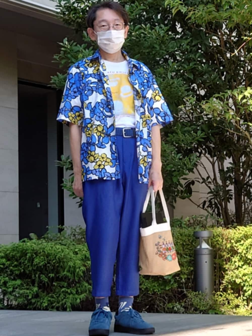「40ct&525、タケオキクチ(TAKEO KIKUCHI)、大花柄、URBAN RESEARCH、ブルー、AF1、ムーミン」｜「MOOMINの【MOOMIN/ムーミン】 ジュートフラワーミニバッグ（トートバッグ、ベージュ系）」を使った、ちゃばこさん（メンズ・168cm）の秋コーディネートの1枚目の写真
