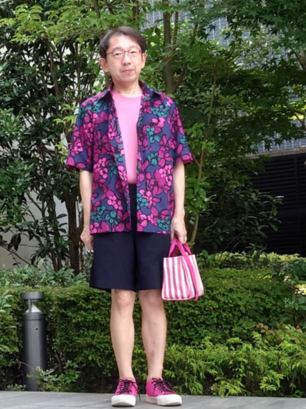 ピンク系のバッグ、ブルー系のその他パンツ、レッド系のスニーカーを着用したメンズの夏コーディネートの1枚目の写真