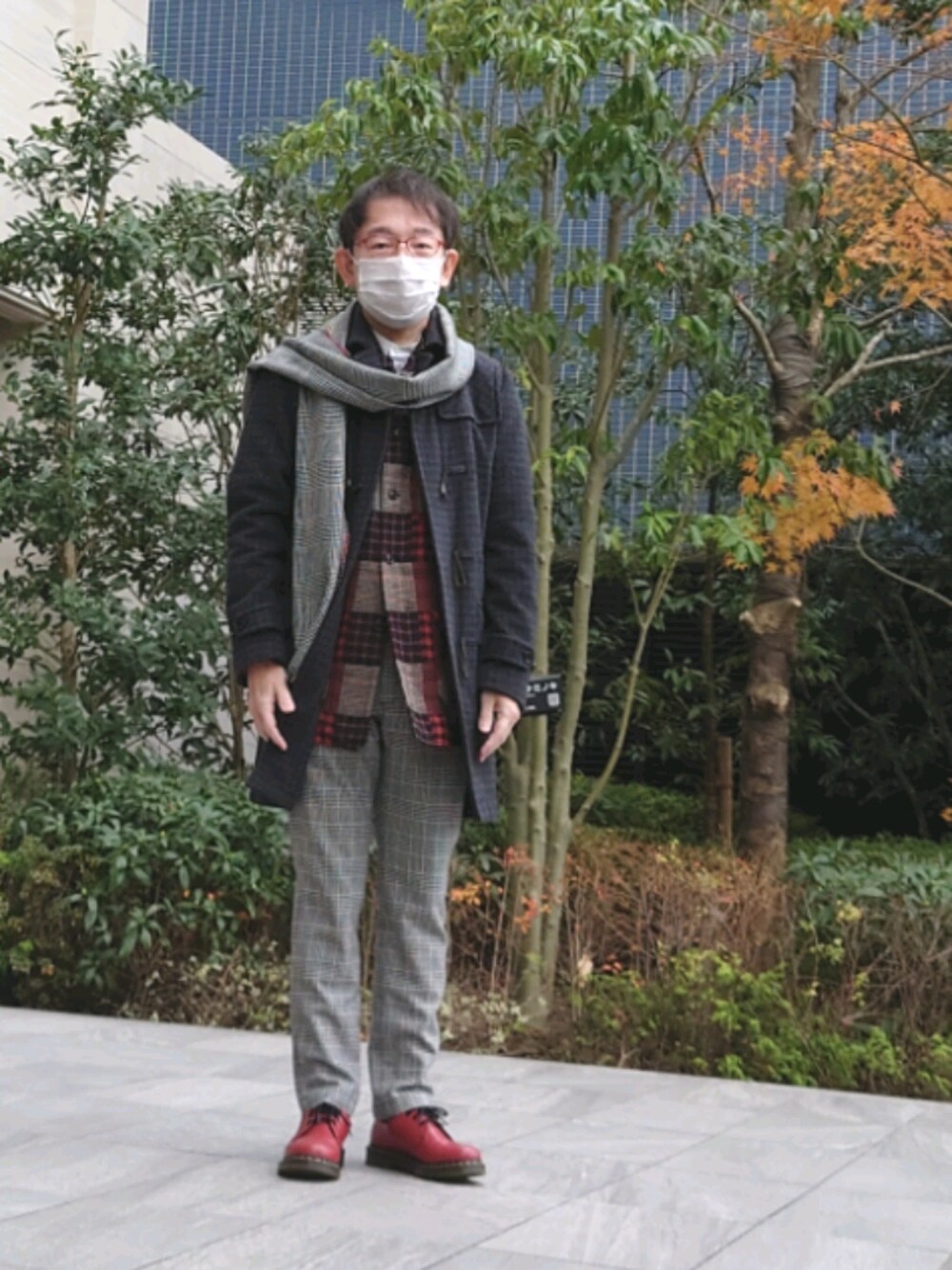 「40ct&525、タケオキクチ(TAKEO KIKUCHI)、グリーンレーベル リラクシング、Dr.Martens、ダッフルコート、グレンチェック、パッチワーク」｜「green label relaxingのアイテム（パンツ、グレー系）」を使った、ちゃばこさん（メンズ・168cm）の冬コーディネートの1枚目の写真