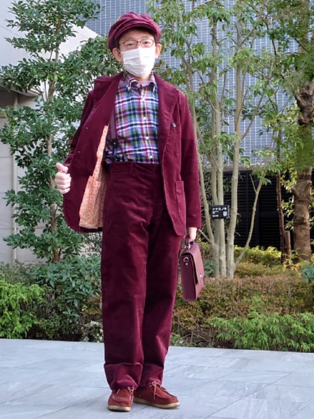 レッド系のその他パンツ、レッド系のシューズ、レッド系のショルダーバッグを着用したメンズの冬コーディネートの1枚目の写真