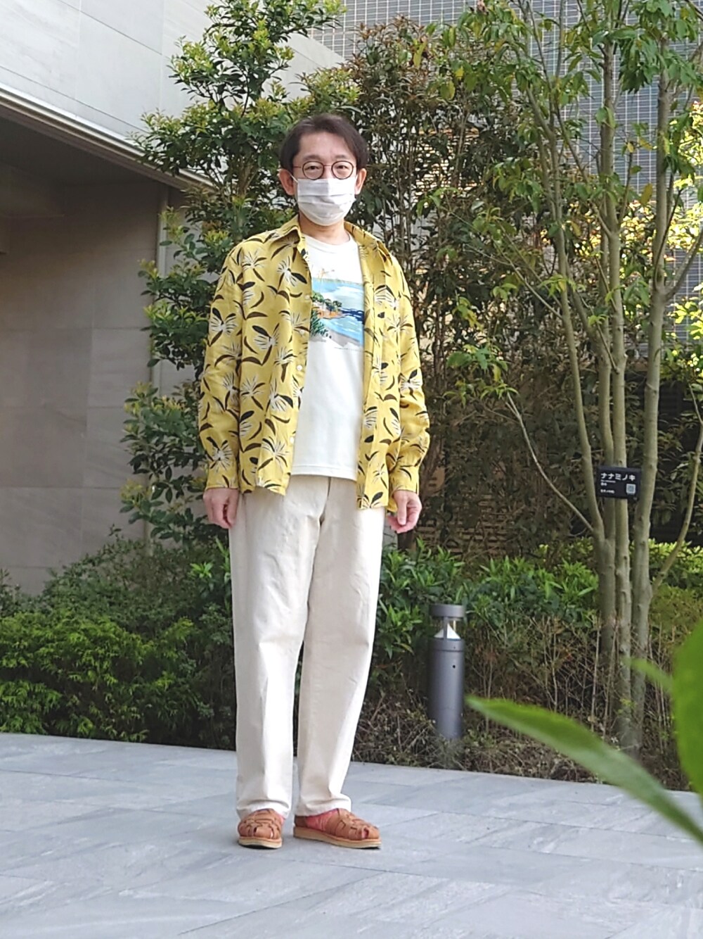「40ct&525、タケオキクチ(TAKEO KIKUCHI)、リネンシャツ、ベージュ、グルカサンダル」｜「40ｃｔ＆525のアイテム（パンツ、ホワイト系）」を使った、ちゃばこさん（メンズ・168cm）の春コーディネートの1枚目の写真