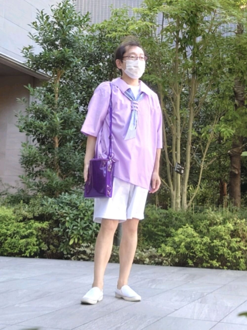 ホワイト系のその他シューズ、ホワイト系のパンツ、パープル系のショルダーバッグを着用したメンズの夏コーディネートの1枚目の写真