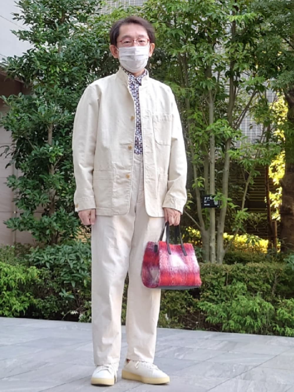 「40ct&525、タケオキクチ(TAKEO KIKUCHI)、サスペンダー、Adidas stan smith、リネンジャケット、ホワイトコーデ、Afternoon Tea LIVING(Afternoon Tea LIVING)、スタンドカラージャケット」｜「Afternoon TeaのHW48ショルダーバック（ハンドバッグ、レッド系）」を使った、ちゃばこさん（メンズ・168cm）の秋コーディネートの1枚目の写真