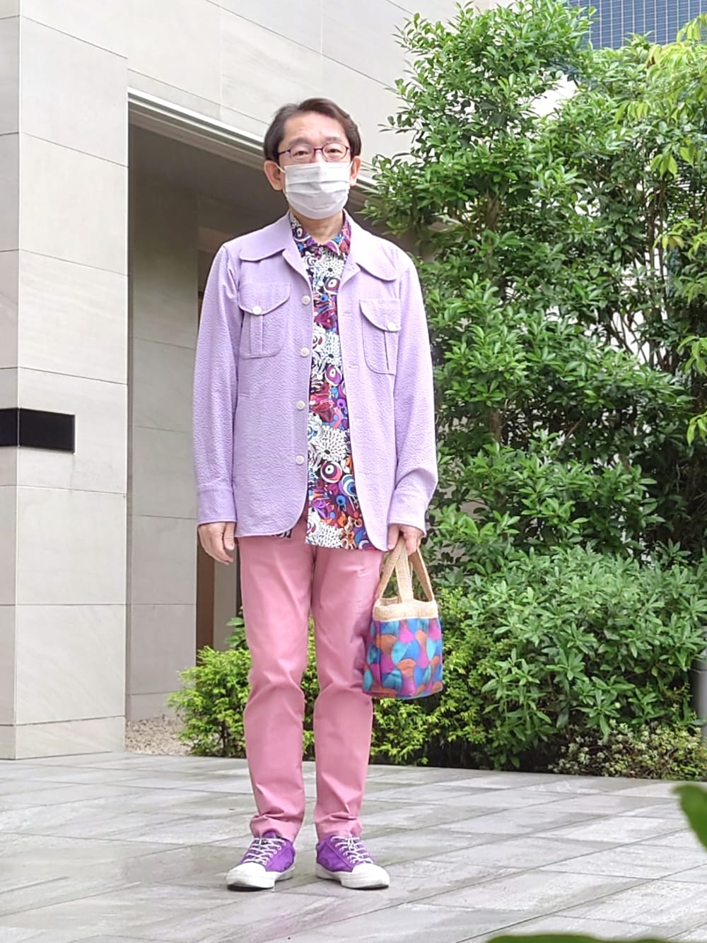 ブルー系のバッグ、ピンク系のその他パンツ、パープル系のスニーカーを着用したメンズの夏コーディネートの1枚目の写真