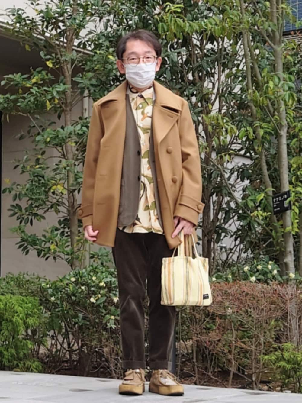 イエロー系のジャケット/アウター、イエロー系のシャツ/ブラウス、グリーン系のカーディガン/ボレロを着用したメンズの春コーディネートの1枚目の写真