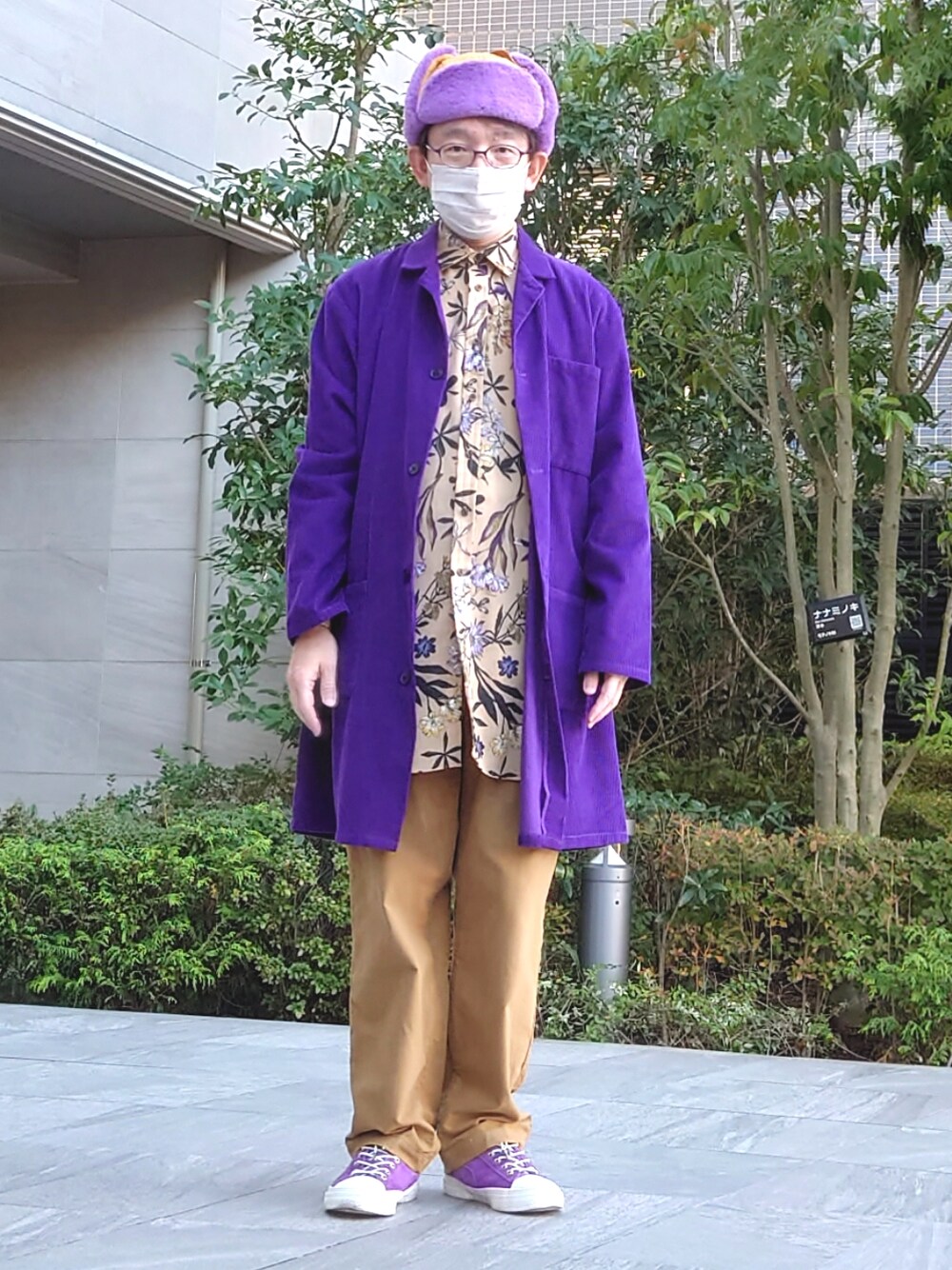 パープル系のスニーカー、ベージュ系のパンツ、パープル系のその他アウターを着用したメンズの秋コーディネートの1枚目の写真