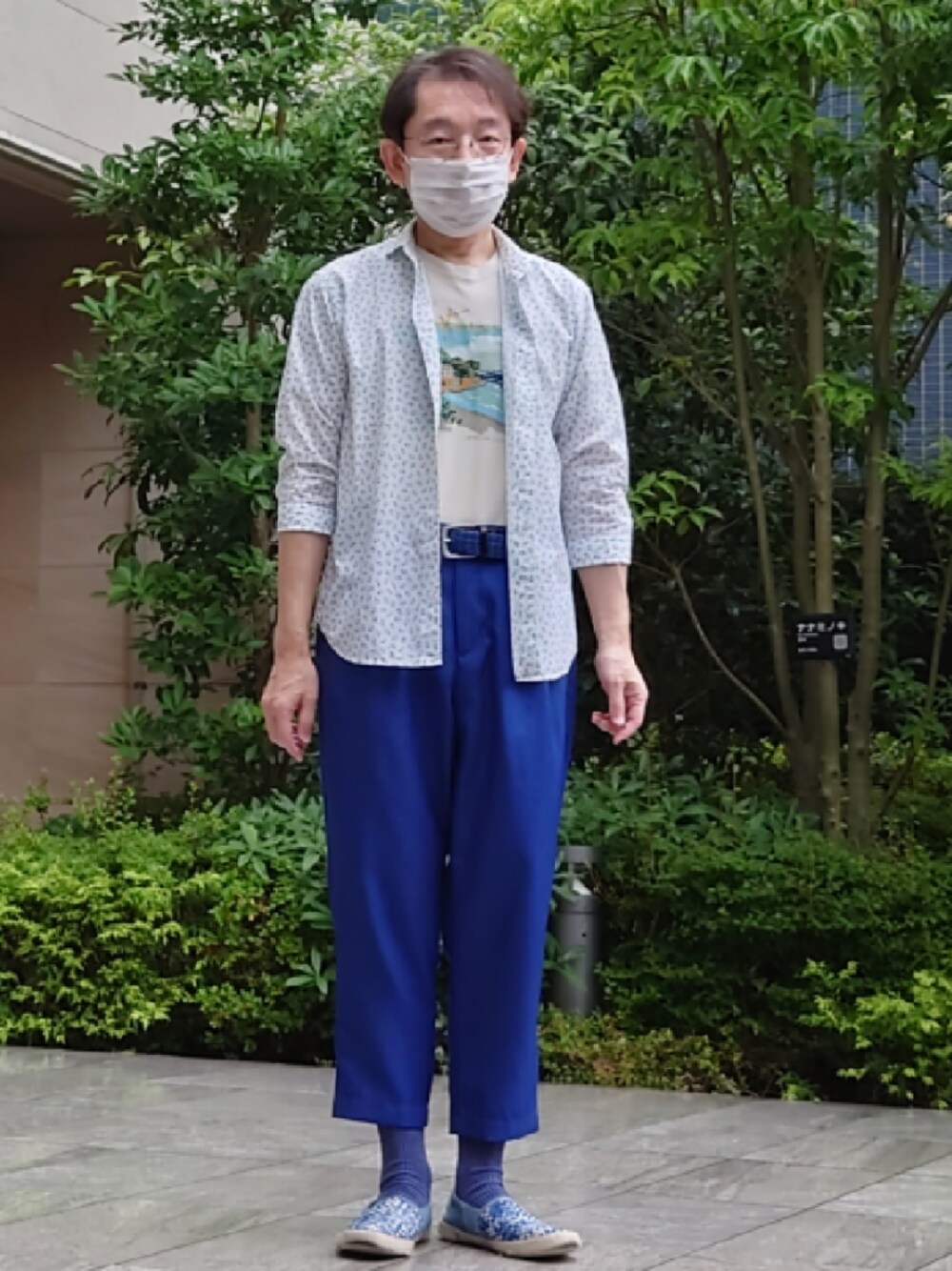 ブルー系のその他パンツ、ブルー系のその他シューズ、ベージュ系のTシャツ/カットソーを着用したメンズの夏コーディネートの1枚目の写真