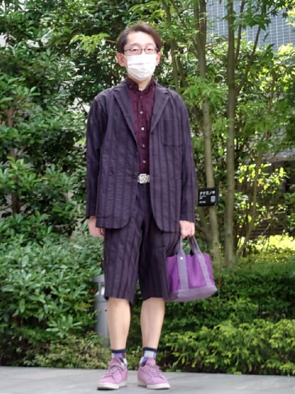 パープル系のバッグ、パープル系のパンツ、パープル系のジャケット/アウターを着用したメンズの夏コーディネートの1枚目の写真