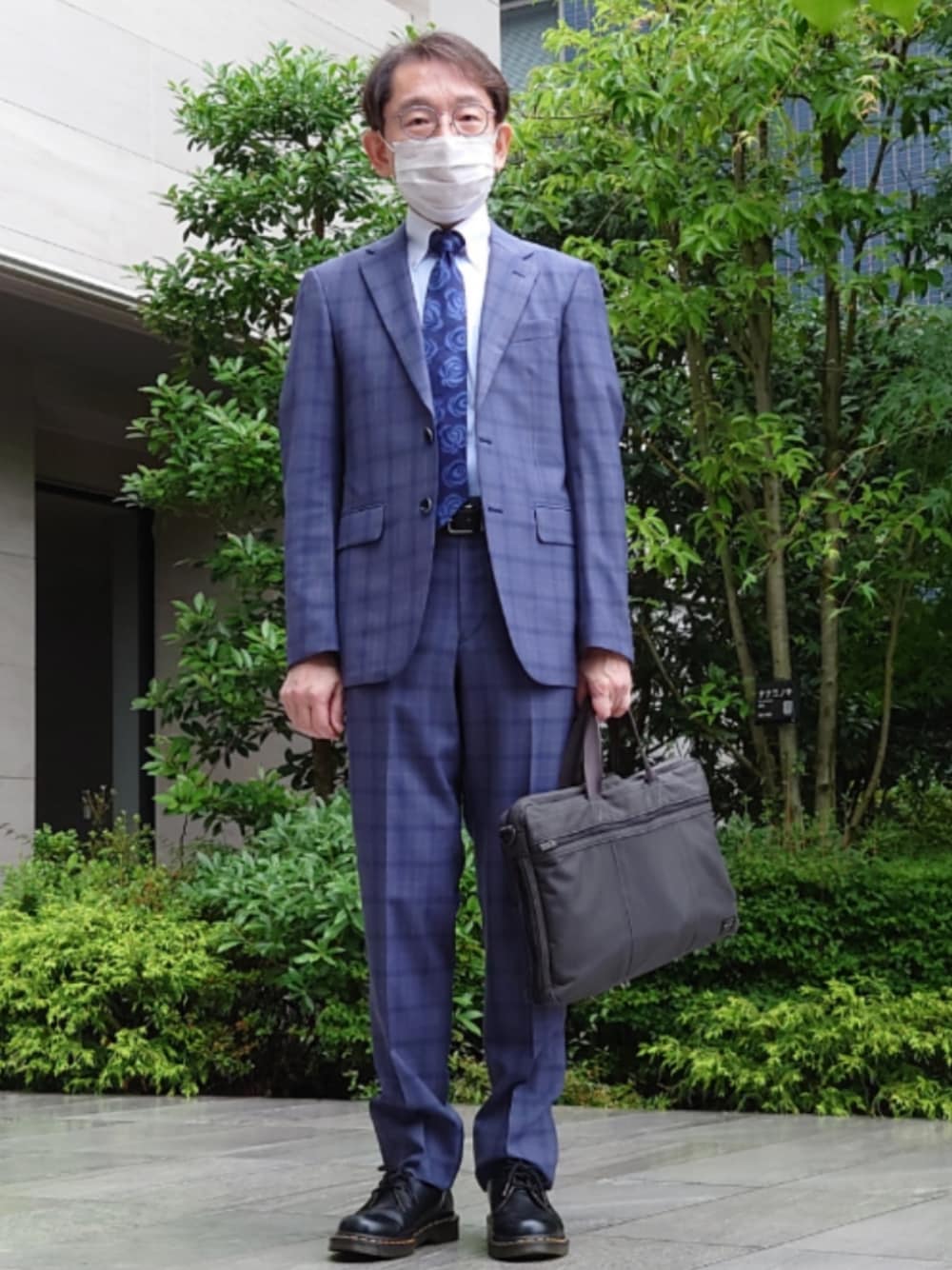 「タケオキクチ(TAKEO KIKUCHI)、オーダースーツ、DORMEUIL、STEPHEN WALTERS、Les Mues、Dr.Martens、ブルー、クレリックシャツ、ボタンダウンシャツ、半袖シャツ」｜「TAKEO KIKUCHIのDORMEUILオーダースーツジャケット（スーツジャケット、ブルー系）」を使った、ちゃばこさん（メンズ・168cm）の夏コーディネートの1枚目の写真