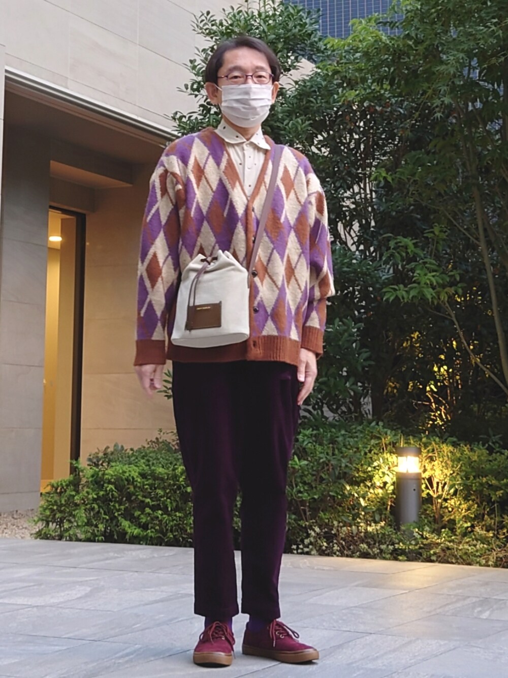 パープル系のその他パンツ、レッド系のスニーカー、ブラウン系のショルダーバッグを着用したメンズの秋コーディネートの1枚目の写真