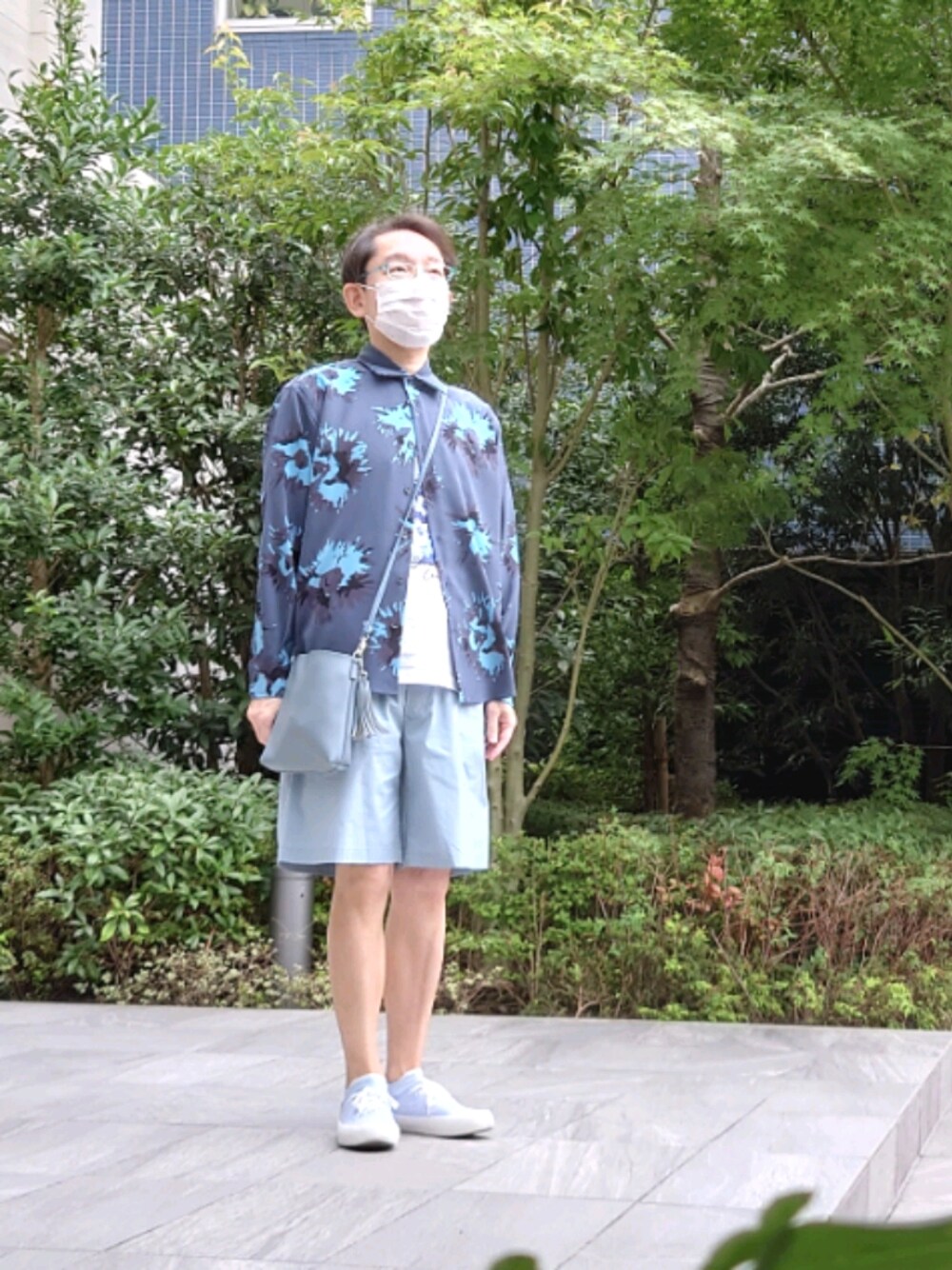 「40ct&525、タケオキクチ(TAKEO KIKUCHI)、ブルー、水色、花柄」｜「tk.TAKEO KIKUCHIのスクエアポシェット/ショルダーバッグ（ショルダーバッグ、ブルー系）」を使った、ちゃばこさん（メンズ・168cm）の秋コーディネートの1枚目の写真