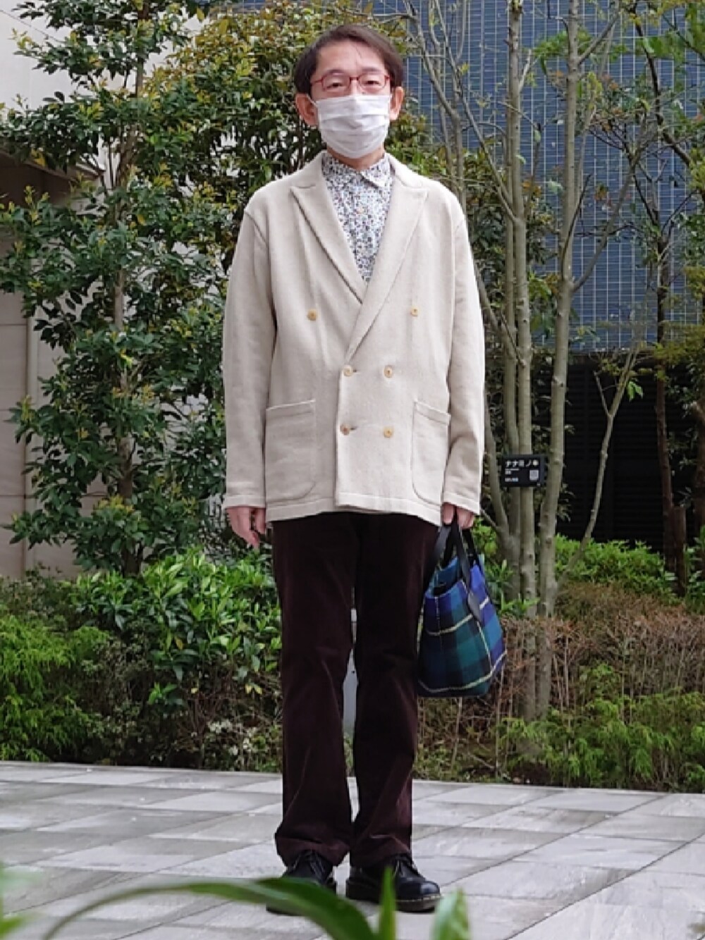ブルー系のショルダーバッグ、ブラウン系のその他パンツ、ブラック系のドレスシューズを着用したメンズの春コーディネートの1枚目の写真