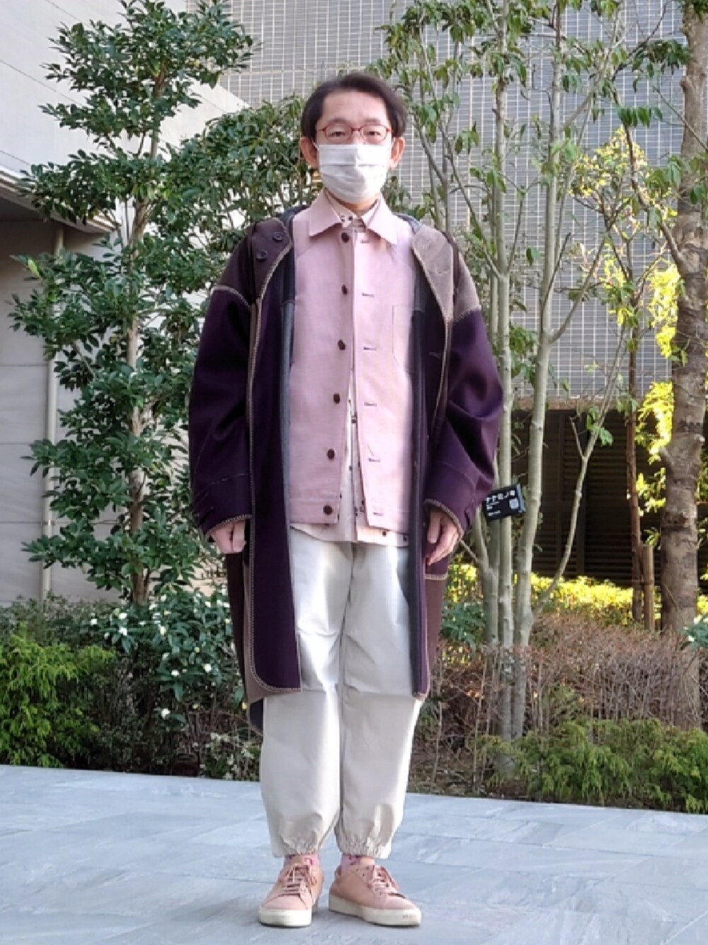 ホワイト系のその他パンツ、ピンク系のスニーカー、ピンク系のブルゾンを着用したメンズの春コーディネートの1枚目の写真