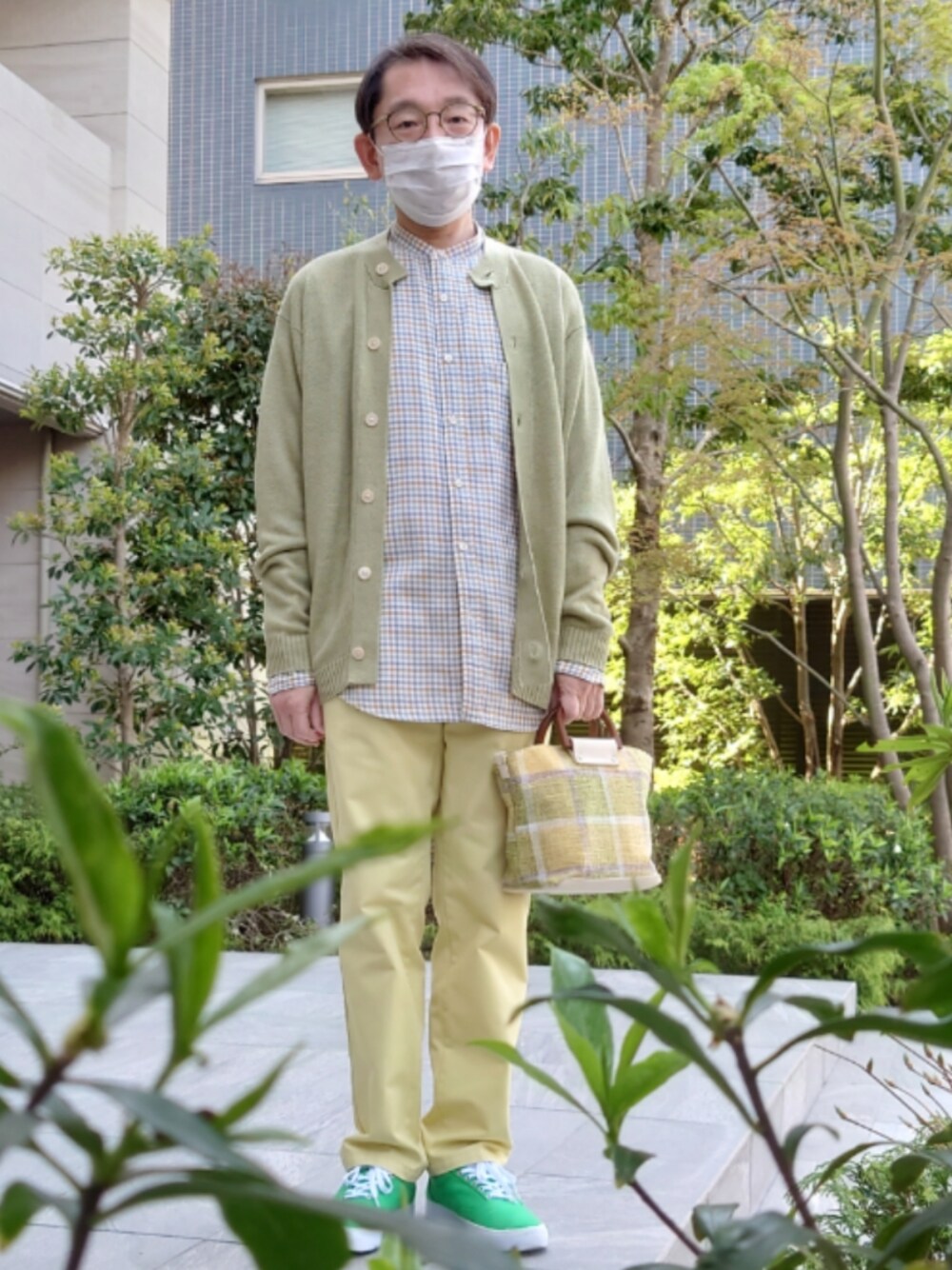 「タケオキクチ(TAKEO KIKUCHI)、Paul Smith COLLECTION、リネンカーディガン、バンドカラーシャツ、URBAN RESEARCH、イエローパンツ、LACOSTE、スヌーピー」｜「URBAN RESEARCHのアイテム（パンツ、イエロー系）」を使った、ちゃばこさん（メンズ・168cm）の春コーディネートの1枚目の写真