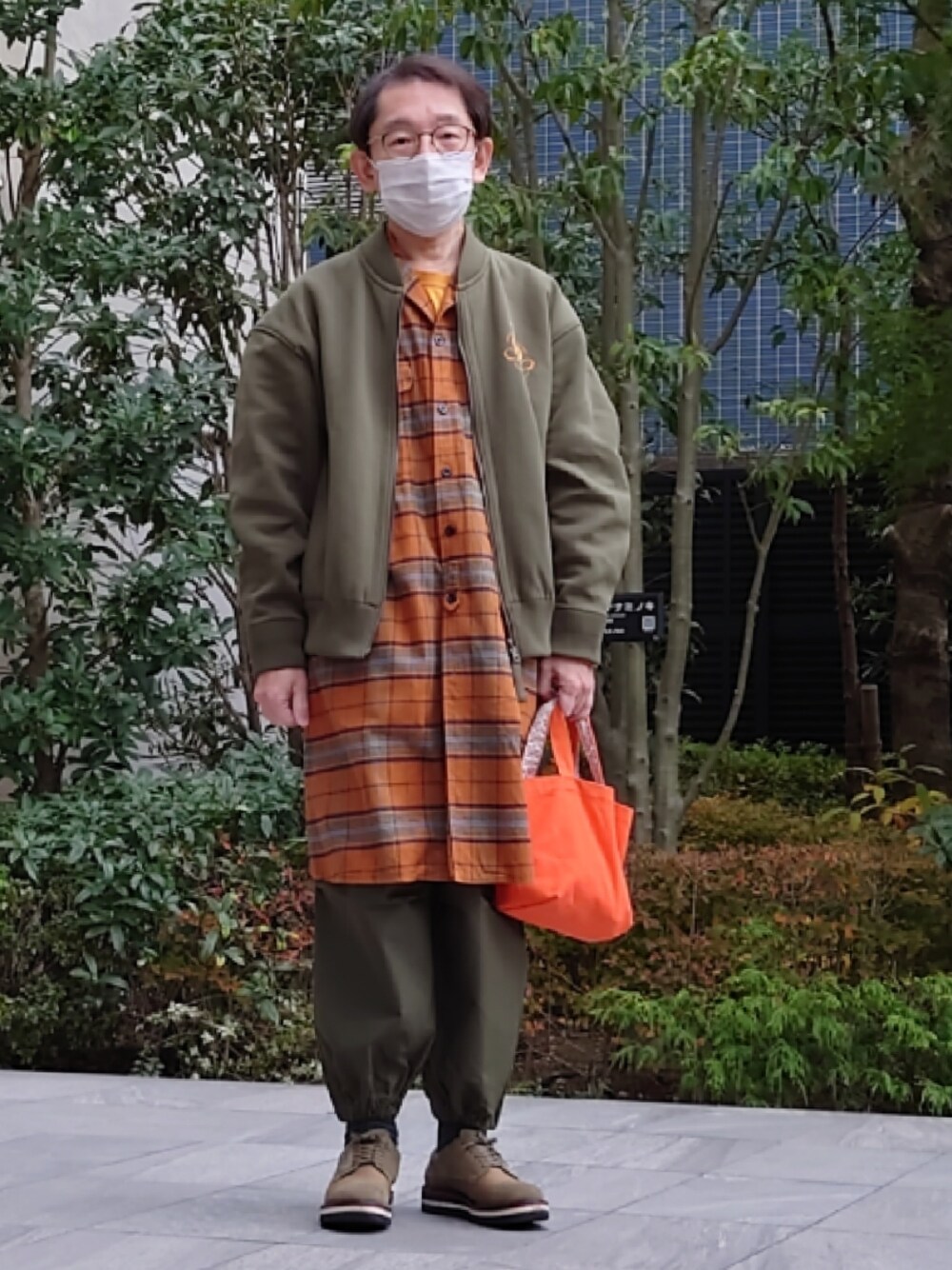 「40ct&525、タケオキクチ(TAKEO KIKUCHI)、ロングシャツ、起毛素材、グリーン、オレンジ、ワイドパンツ、オープンカラーシャツ」｜「40ｃｔ＆525のアイテム（シャツ/ブラウス、オレンジ系）」を使った、ちゃばこさん（メンズ・168cm）の冬コーディネートの1枚目の写真