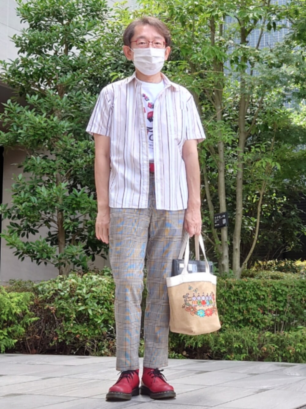 ベージュ系のトートバッグ、グレー系のその他パンツ、レッド系のドレスシューズを着用したメンズの夏コーディネートの1枚目の写真