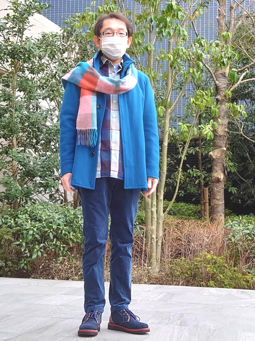 「40ct&525、タケオキクチ(TAKEO KIKUCHI)、ブルー、バンドカラーシャツ、スタンドカラーコート、コーデュロイパンツ」｜「BEAUTY&YOUTH UNITED ARROWSのBY クリア コーデュロイ 1P イージーパンツ（その他パンツ、ブルー系）」を使った、ちゃばこさん（メンズ・168cm）の冬コーディネートの1枚目の写真