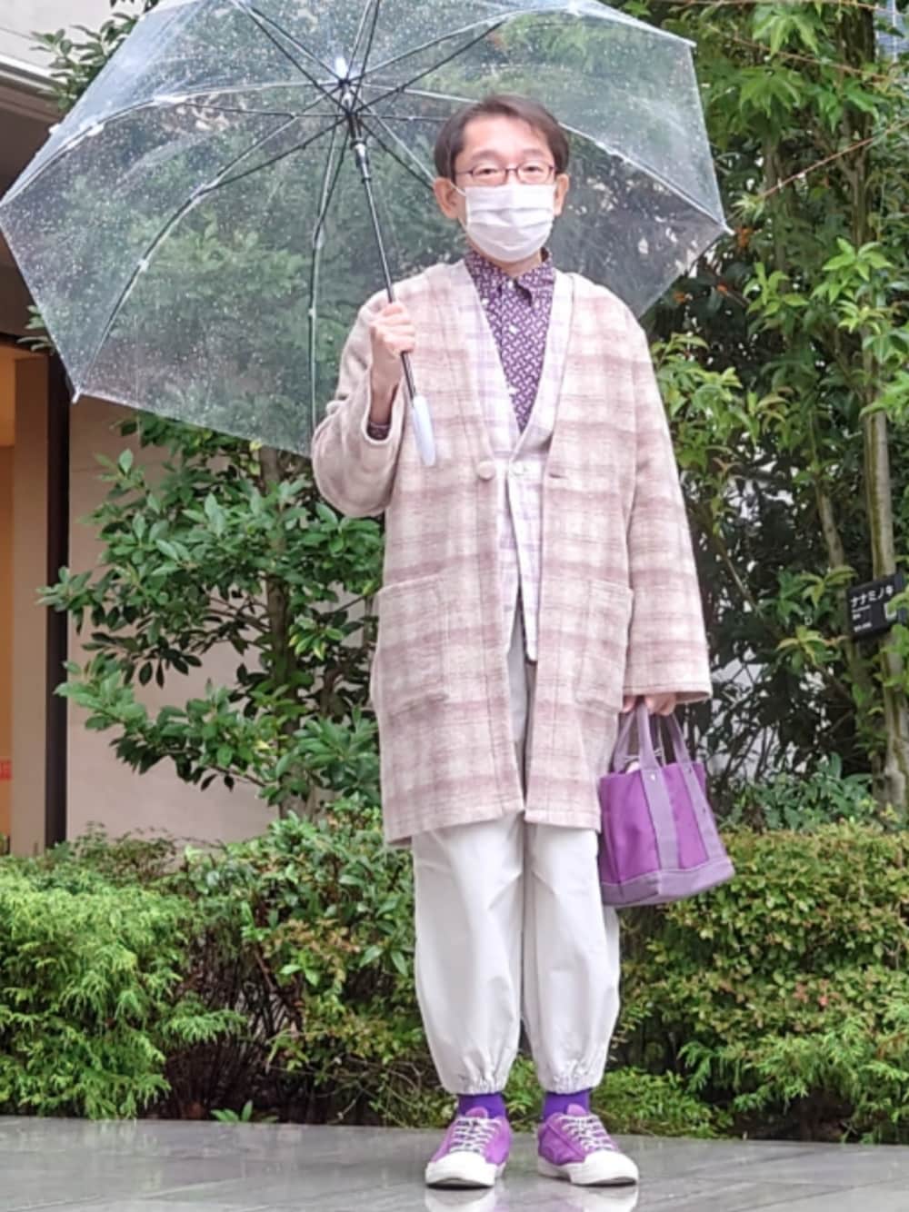 パープル系のスニーカー、パープル系のバッグ、ホワイト系のその他パンツを着用したメンズの秋コーディネートの1枚目の写真