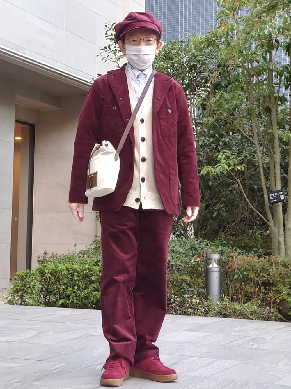 「40ct&525、タケオキクチ(TAKEO KIKUCHI)、コーデュロイセットアップ、サスペンダー、カーディガン、キャスケット、ボルドー、赤い靴」｜「40ｃｔ＆525の【Sサイズ～】コーデュロイ トラウザーズ（その他パンツ、レッド系）」を使った、ちゃばこさん（メンズ・168cm）の冬コーディネートの1枚目の写真