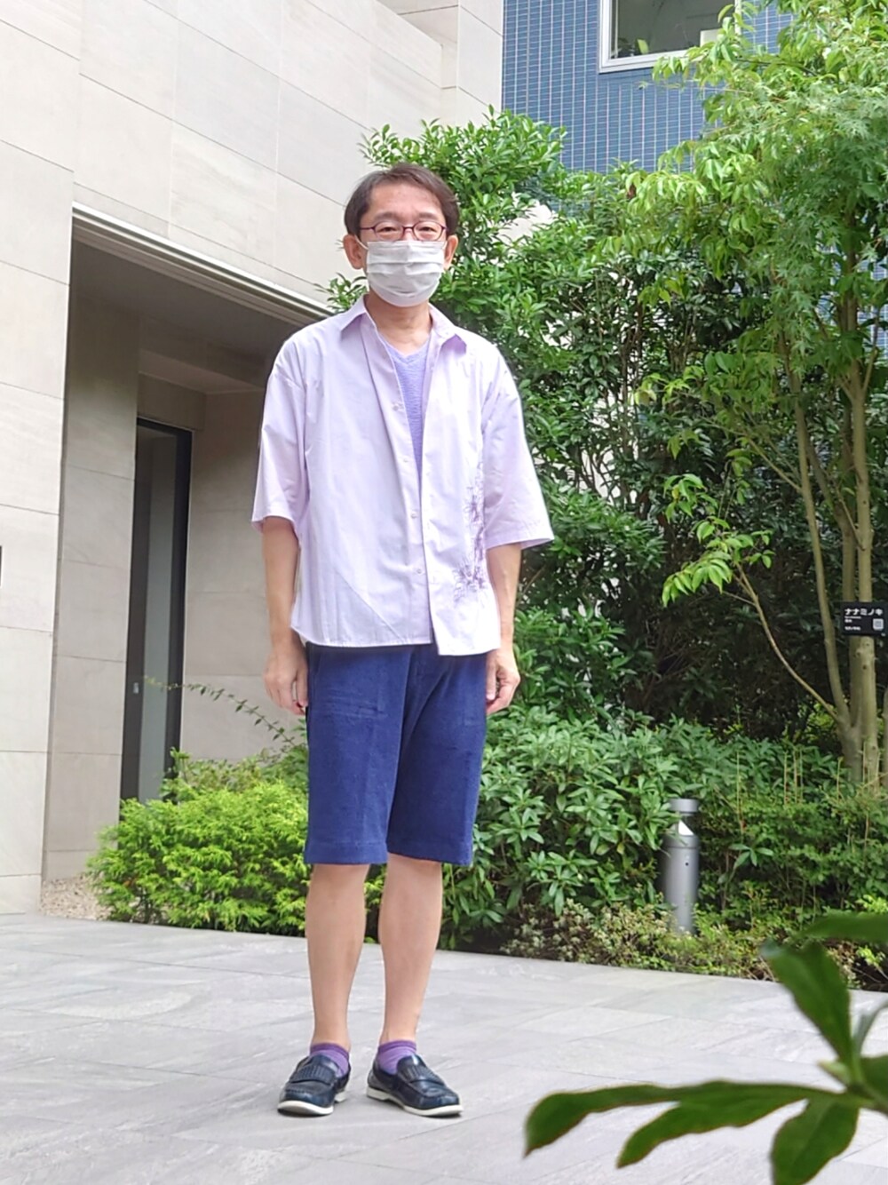 ブルー系のシューズ、パープル系のTシャツ/カットソー、ブルー系のその他パンツを着用したメンズの夏コーディネートの1枚目の写真