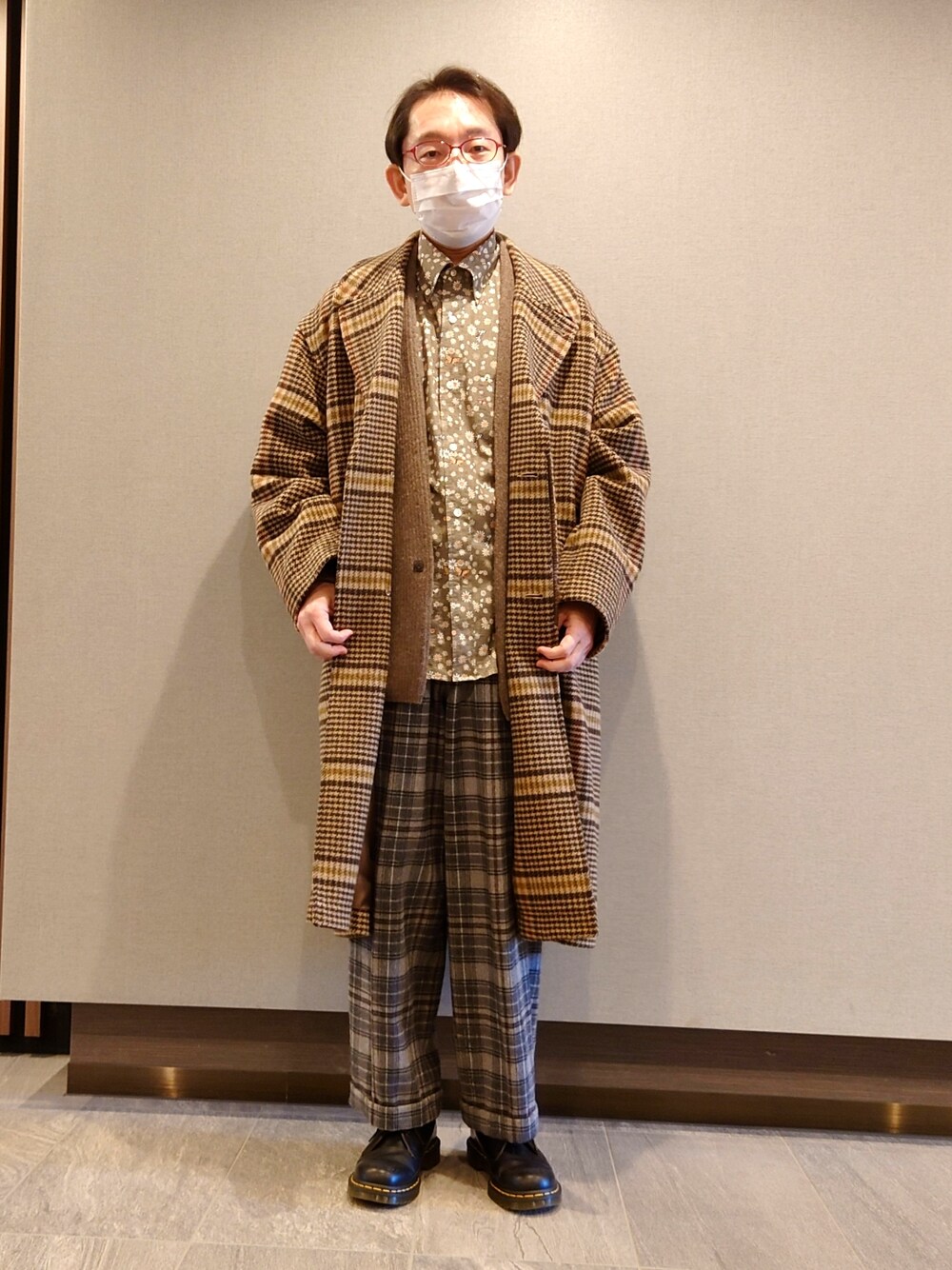 「40ct&525、タケオキクチ(TAKEO KIKUCHI)、FREAK’Ｓ STORE、小花柄、カーディガン、Dr.Martens」｜「tk.TAKEO KIKUCHIの◆Dr. Martens 3ホールシューズ（ドレスシューズ、ブラック系）」を使った、ちゃばこさん（メンズ・168cm）の春コーディネートの1枚目の写真