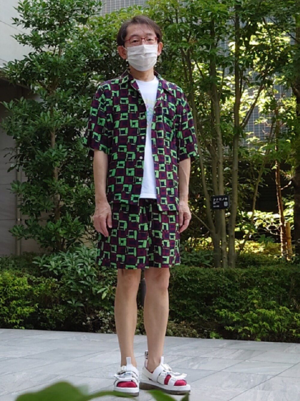 「JOURNAL STANDARD relume、タケオキクチ(TAKEO KIKUCHI)、Dr.Martens、ネオンカラー、セットアップ、ハーフパンツ」｜「Dr. MartensのTRACT PEARSON　27295100（サンダル、ホワイト系）」を使った、ちゃばこさん（メンズ・168cm）の夏コーディネートの1枚目の写真