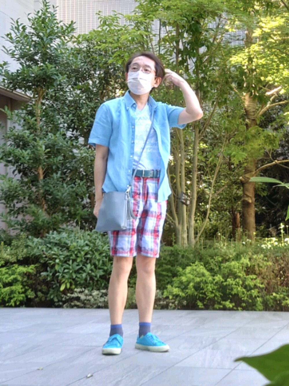 ブルー系のパンツ、ブルー系のTシャツ/カットソー、ブルー系のショルダーバッグを着用したメンズの夏コーディネートの1枚目の写真