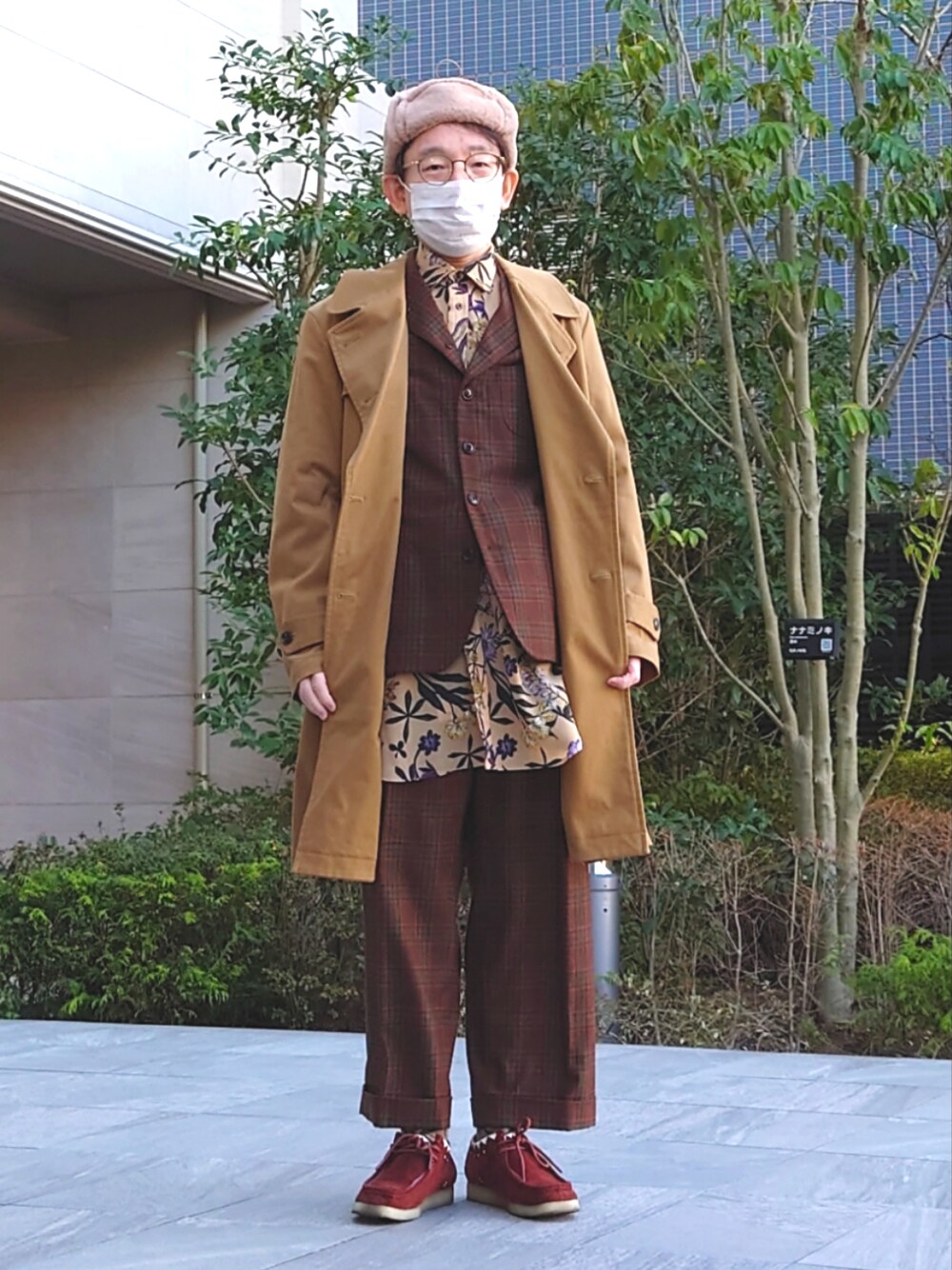 ブラウン系のパンツ、レッド系のシューズ、イエロー系のトレンチコートを着用したメンズの冬コーディネートの1枚目の写真