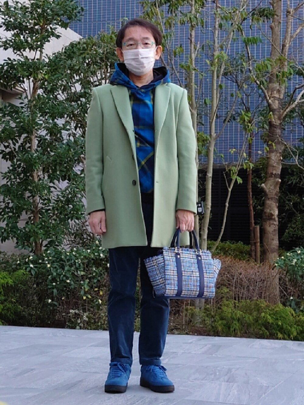 ブルー系のその他パンツ、ブルー系のシューズ、ブルー系のハンドバッグを着用したメンズの冬コーディネートの1枚目の写真