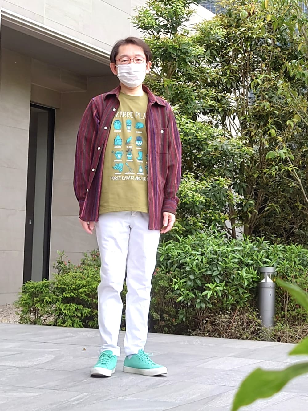 グリーン系のスニーカー、ホワイト系のデニムパンツ、グリーン系のTシャツ/カットソーを着用したメンズの春コーディネートの1枚目の写真