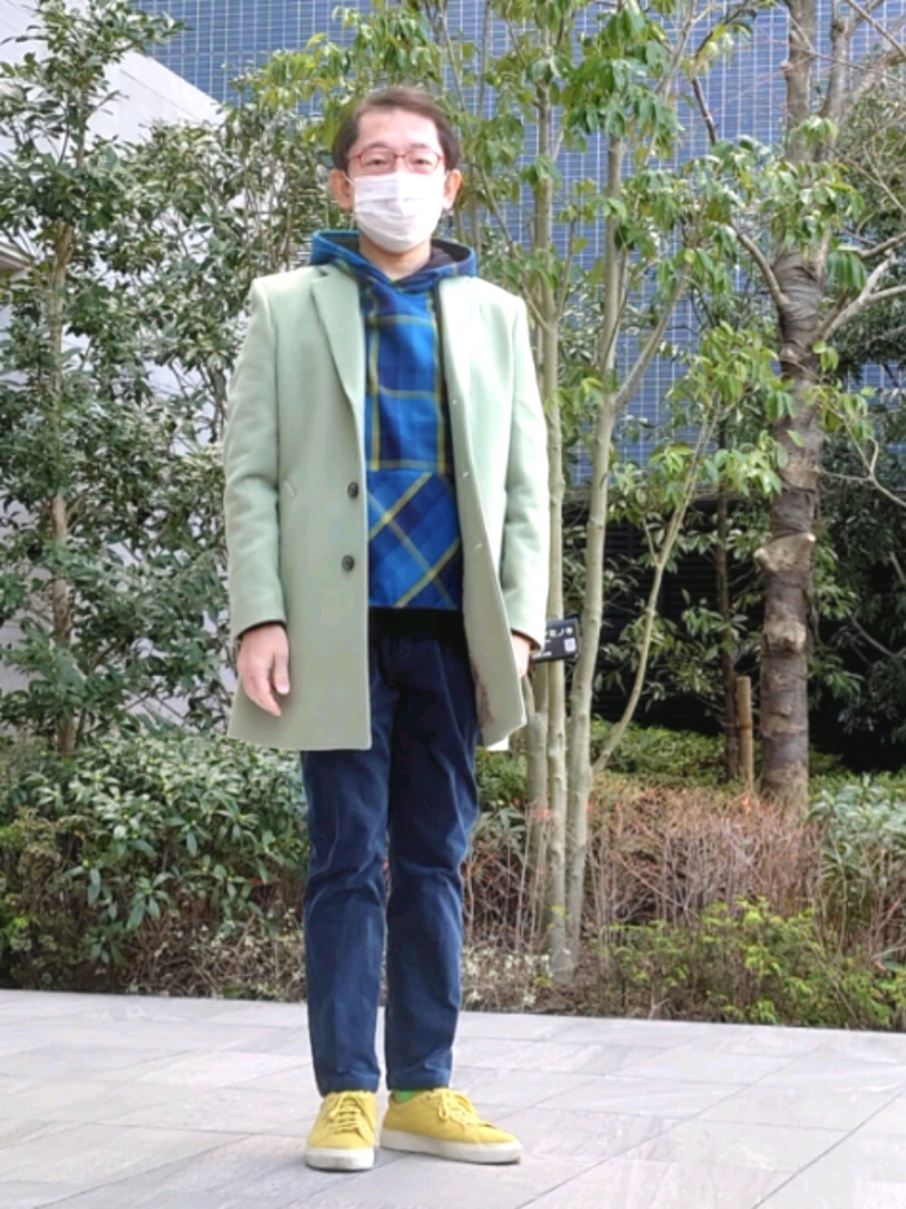「BLACK LABEL CRESTBRIDGE、UNITED TOKYO、パーカー、イエローシューズ、ブルー、タケオキクチ(TAKEO KIKUCHI)、Vivienne Westwood」｜「BEAUTY&YOUTH UNITED ARROWSのBY クリア コーデュロイ 1P イージーパンツ（その他パンツ、ブルー系）」を使った、ちゃばこさん（メンズ・168cm）の冬コーディネートの1枚目の写真