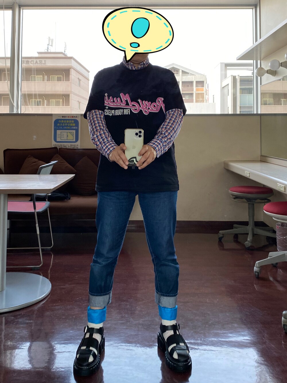 「Tシャツ×デニム、サンダルに靴下」｜「JUNYA WATANABE COMME des GARCONSのアイテム（Tシャツ/カットソー、ブラック系）」を使った、みやみやさん（レディース・155cm）の春コーディネートの1枚目の写真