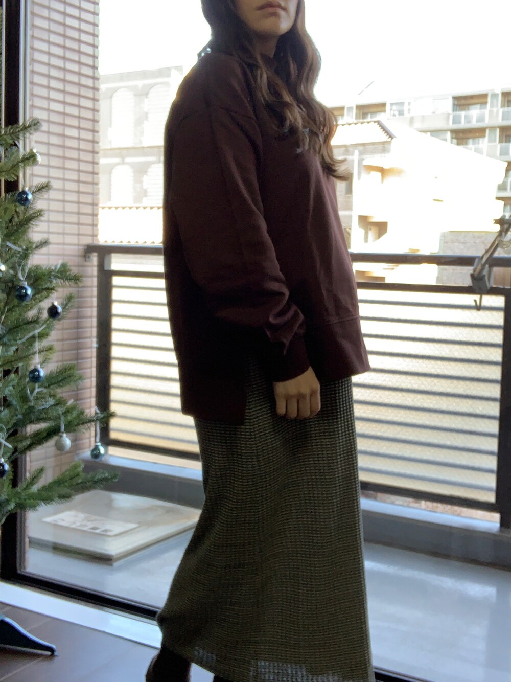 「妊婦、マタニティ、ニットスカート、FREAK’Ｓ STORE、SHOO-LA-RUE、コットン、産前産後、ロングスカート」｜「SHOO・LA・RUEの◆【M-LLまで】スリット裏毛ハイネックプルオーバー（Tシャツ/カットソー、ブラウン系）」を使った、m.c.eさん（レディース・155cm）の冬コーディネートの1枚目の写真