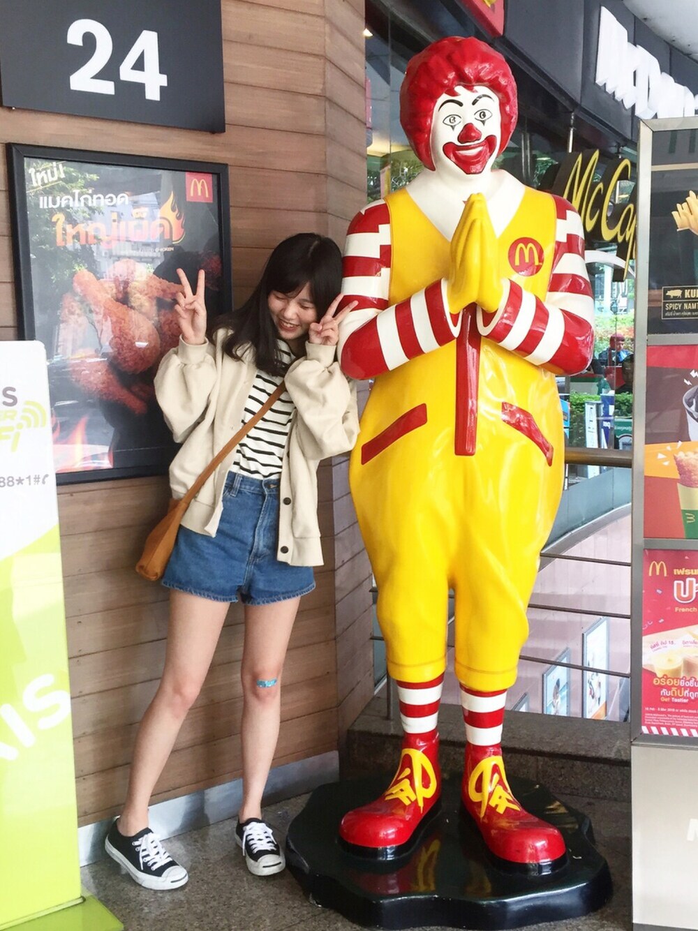 ブラック系のスニーカー、ホワイト系のTシャツ/カットソーを着用したレディースの夏コーディネートの1枚目の写真