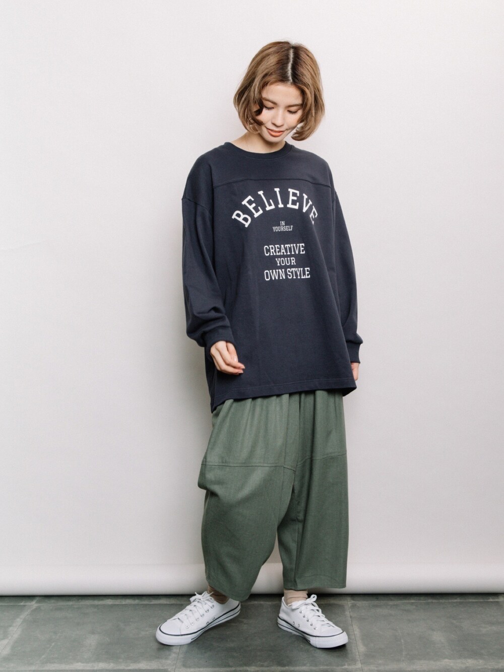 ブルー系のTシャツ/カットソー、グリーン系のその他パンツを着用したレディースの冬コーディネートの1枚目の写真