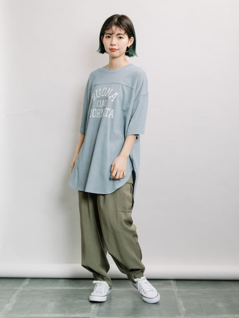 ブルー系のTシャツ/カットソー、グリーン系のその他パンツ、ホワイト系のスニーカーを着用したレディースの夏コーディネートの1枚目の写真