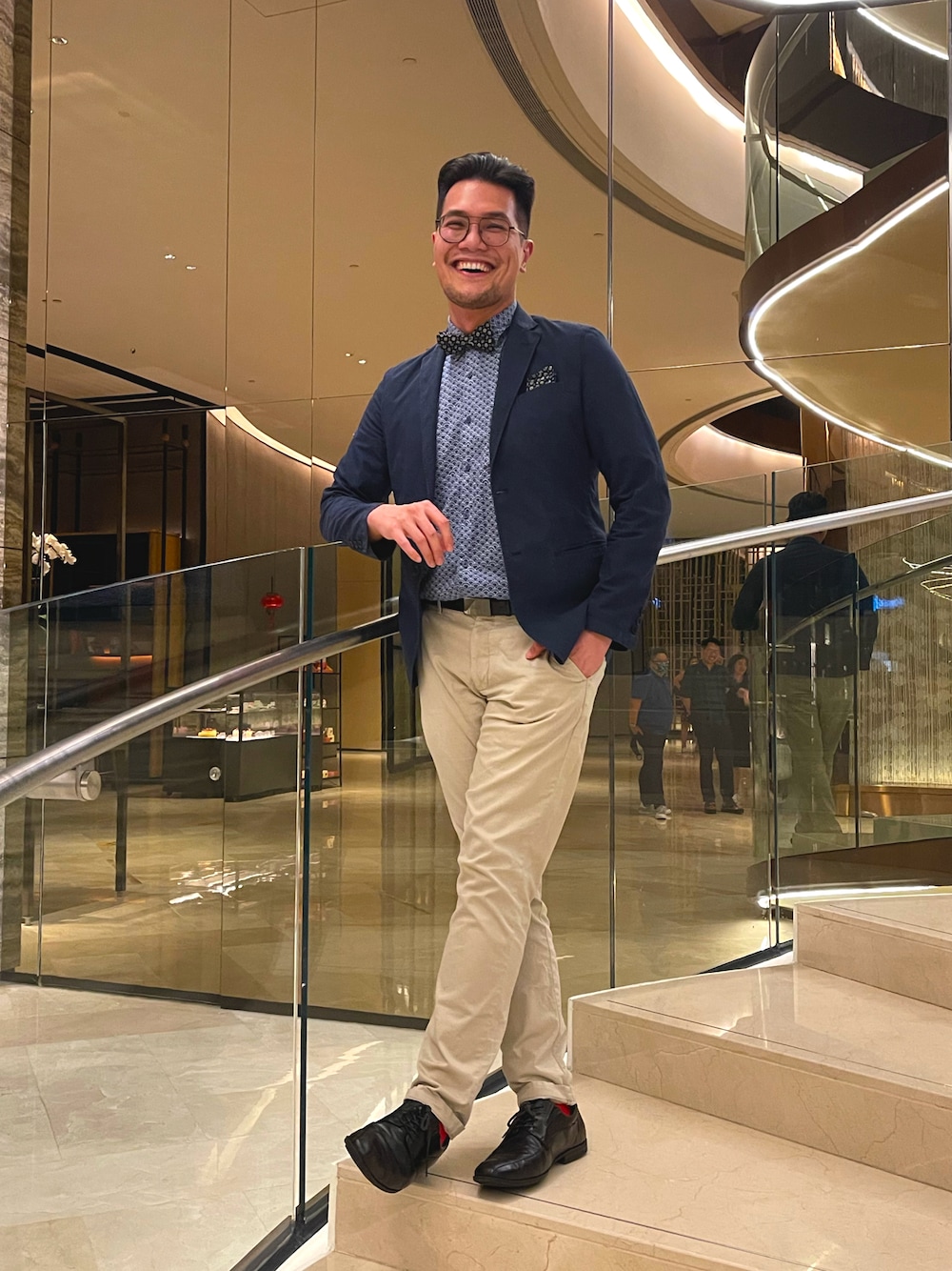「smart casual、Japanese style」｜「UNIQLOのアイテム（テーラードジャケット、ブルー系）」を使った、Sharmine Ishakさん（メンズ・182cm）の秋コーディネートの1枚目の写真
