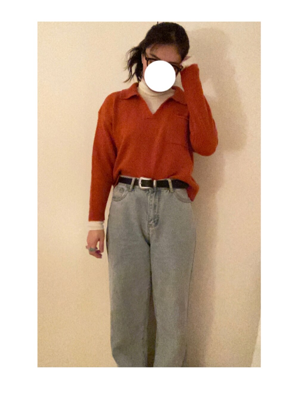 ブルー系のデニムパンツ、オレンジ系のニット/セーター、ホワイト系のニット/セーターを着用したレディースの冬コーディネートの1枚目の写真