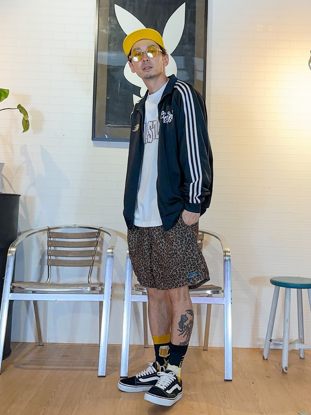 その他のその他パンツ、ホワイト系のTシャツ/カットソー、ブラック系のジャージを着用したメンズの春コーディネートの1枚目の写真