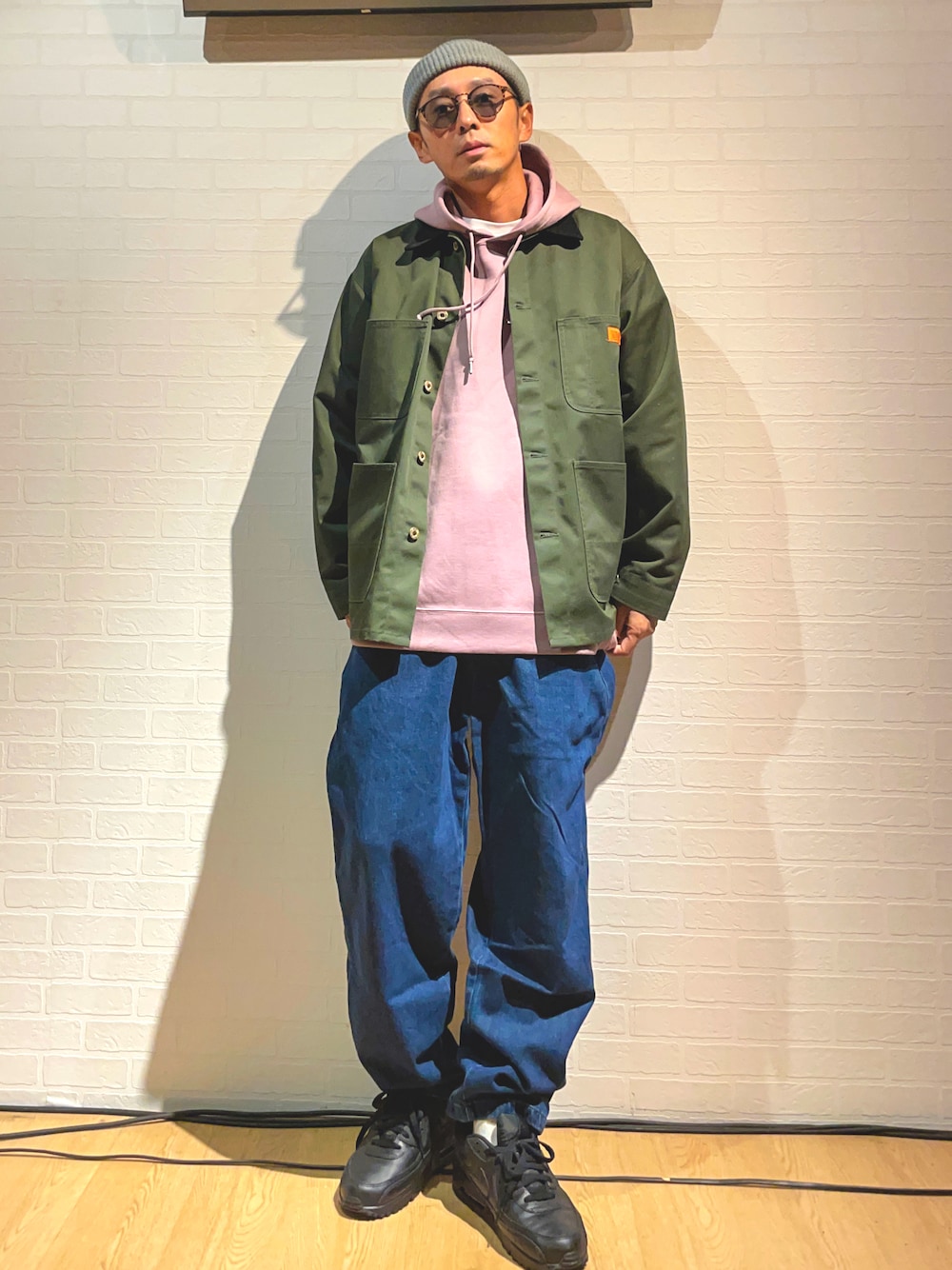 ピンク系のパーカー、グリーン系のカバーオール、ブルー系のその他パンツを着用したメンズの秋コーディネートの1枚目の写真